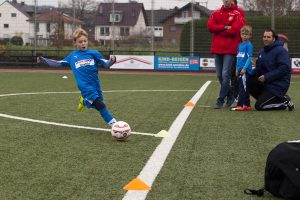 Dominik fängt den Ball knapp vor dem Aus ab.